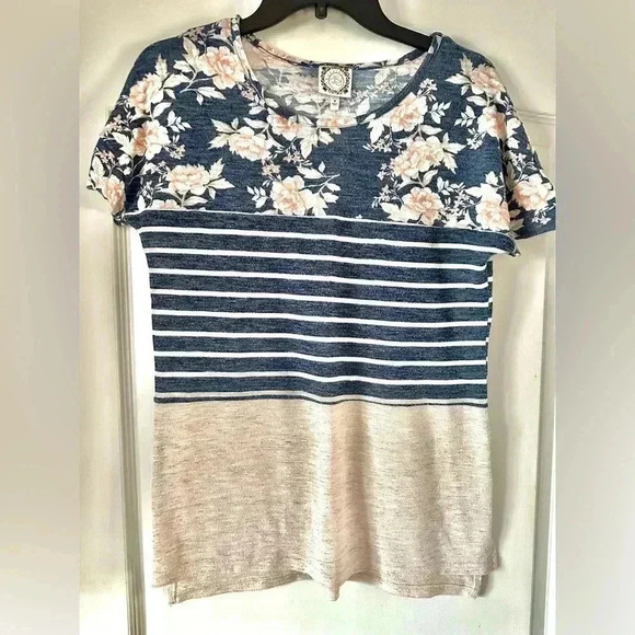 Woman’s Floral short sleeve blouse - Picture 1 of 3